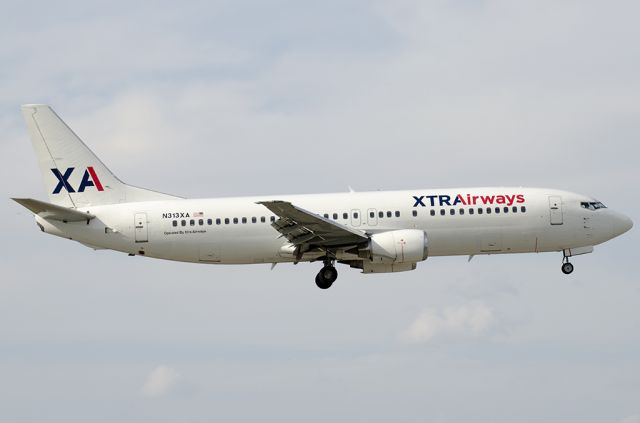 BOEING 737-400 (N313XA)