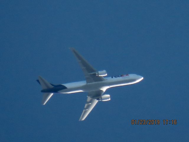 BOEING 767-300 (N121FE)