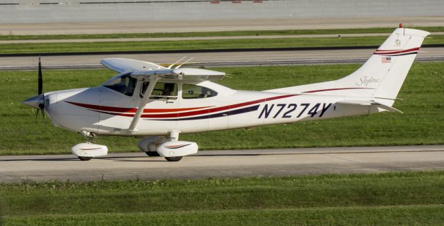 Cessna Skylane (N7274Y) - Taxiing for departure runway 22