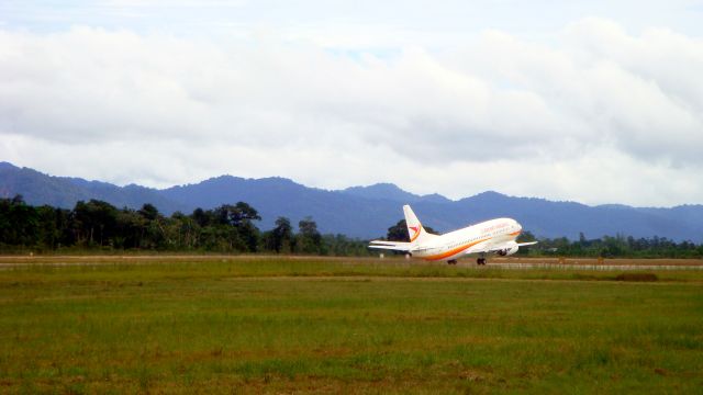 BOEING 737-300 —