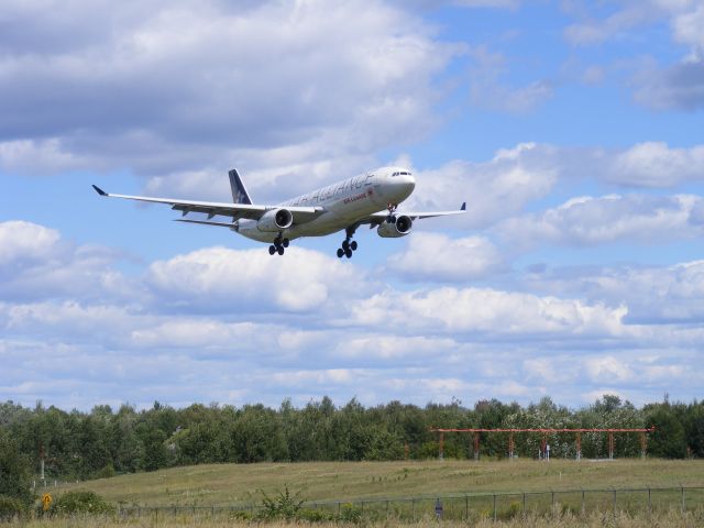 Airbus A330-300 (C-GHLM) - landing on #25