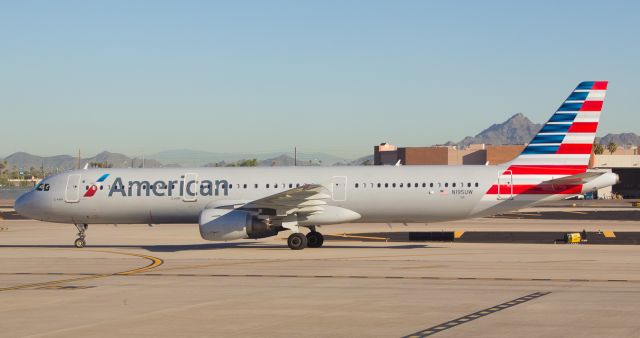Airbus A321 (N195UW) - AALs N195UW heads for a gate after landing at PHX on a beautifully sunny morning.  