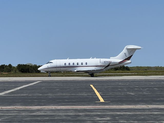 Bombardier Challenger 300 (N790QS)