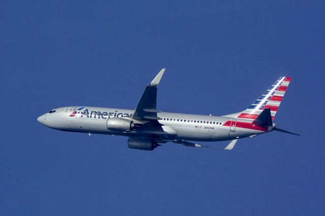 Boeing 737-800 (N947NN) - About 4 miles after departure, shot with a 1350mm telescope and a Nikon 1 V3. Out of KTPA in route to KMIA. 11/23/2014 @ 08:09:34 EST.