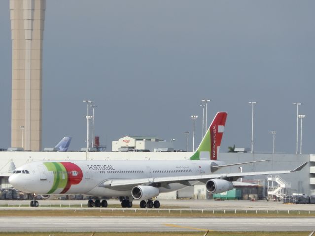 Airbus A340-300 (CS-TOB)