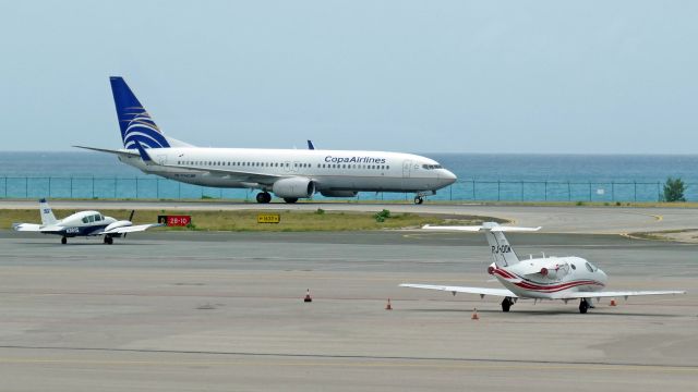 Boeing 737-700 (HP-1716CMP)