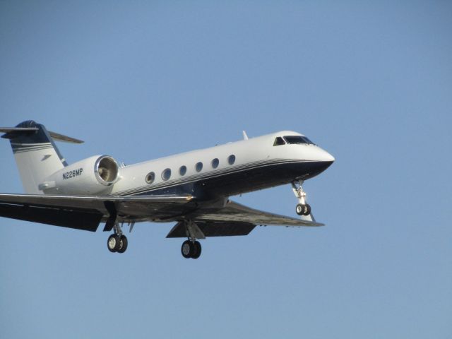 Gulfstream Aerospace Gulfstream IV (N226MP) - Landing RWY 20R