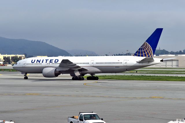 Boeing 777-200 (N781UA)