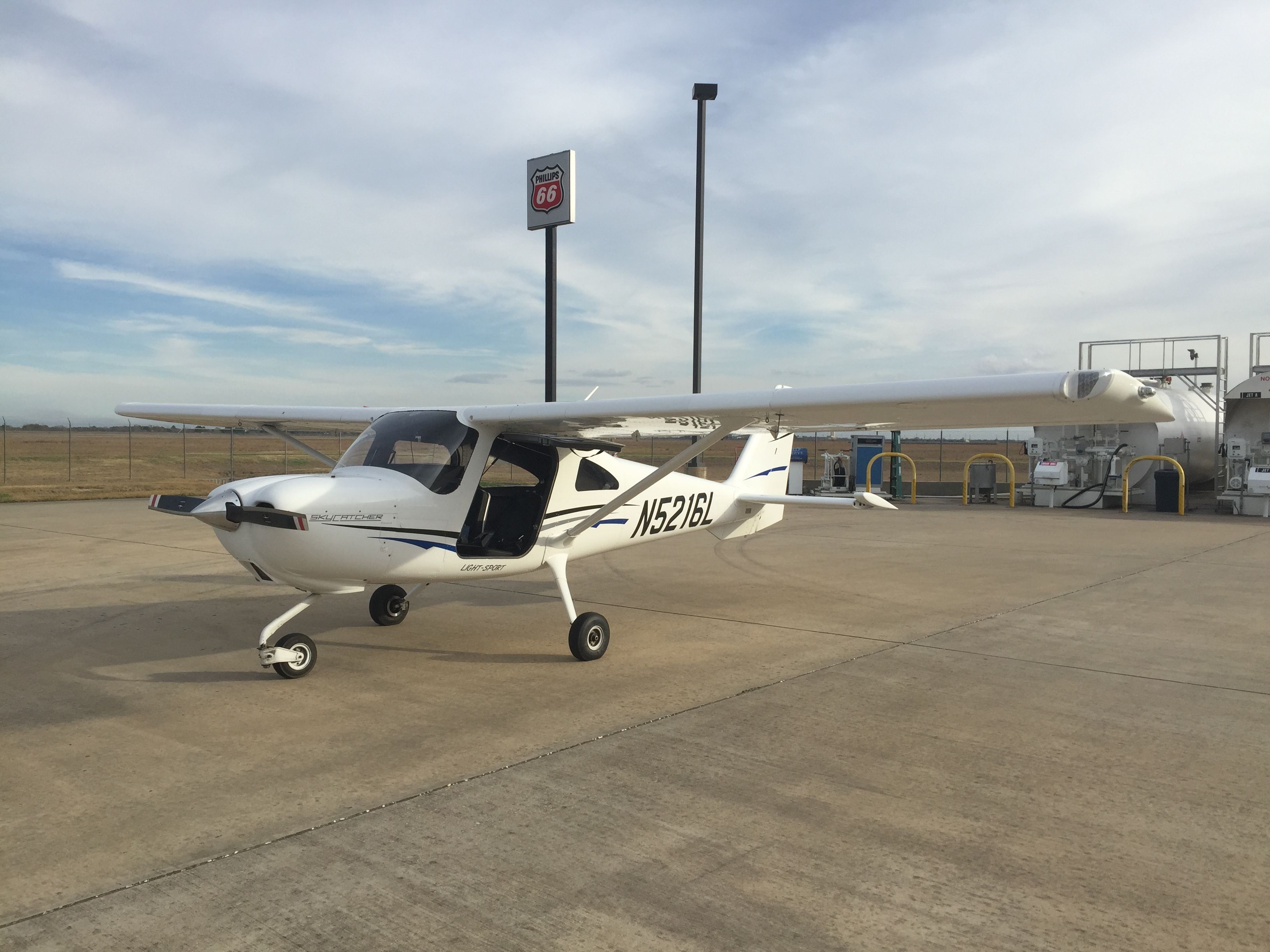 Cessna Skycatcher (N5216L) - Fueling up at TME