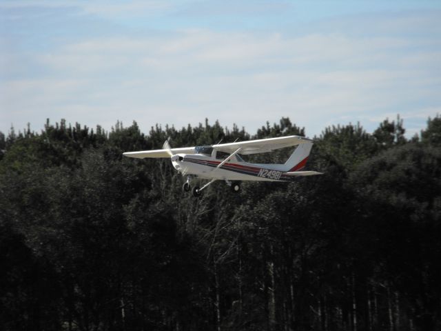 Cessna 152 (N24981) - Cessna 152 departing