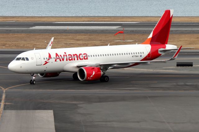 Airbus A320 (N779AV) - 'TACA 444' turning in off of 'Bravo'