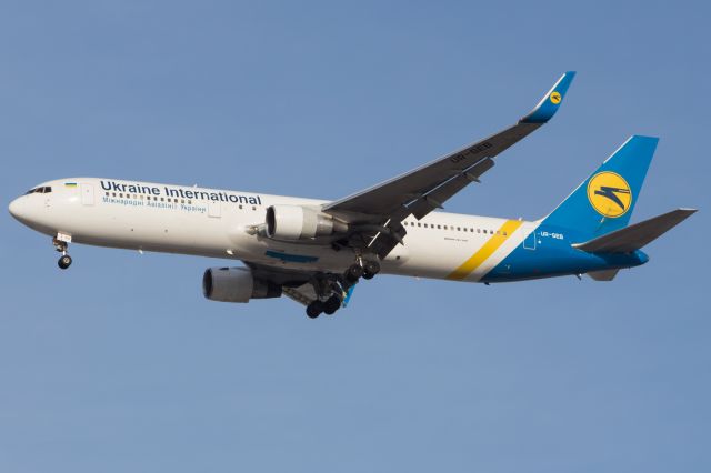BOEING 767-300 (UR-GEB)