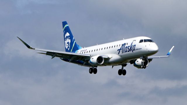 Embraer 175 (N646QX) - QXE2877 from LAS on final to Rwy 16R on 5.17.19. (ERJ-175LR / cn #17000769).