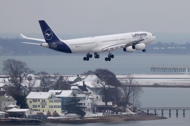 Airbus A340-300 (D-AIFF) - 'Lufthansa 7 Kilo' from Frankfurt arriving on 22L with a view of Winthrop, MA below