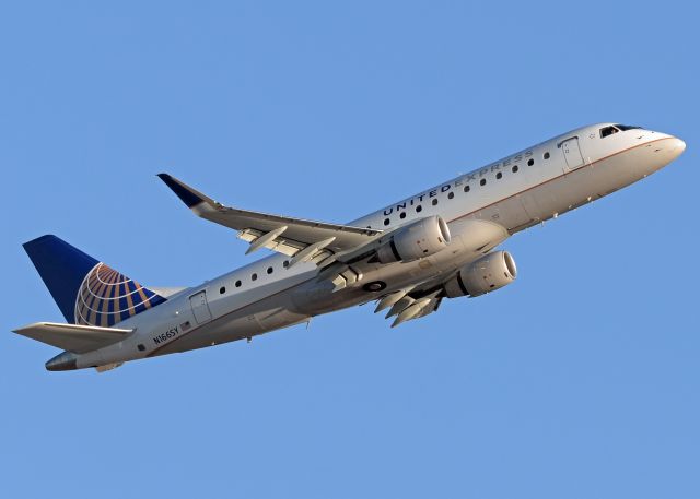 Embraer 170/175 (N166SY)