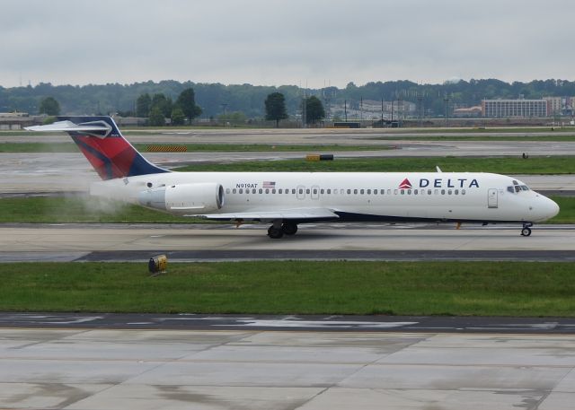 Boeing 717-200 (N919AT) - Having a problem with its starboard engine while taxiing to depart. Pulled out of line and returned to the gate with no incidents.