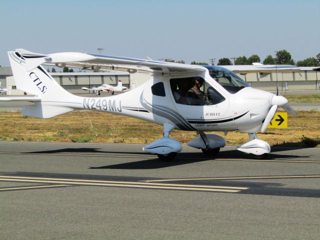 FLIGHT DESIGN CT (N249MJ) - Taxiing to ramp