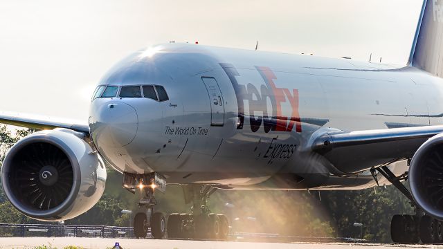 Boeing 777-200 (N894FD)