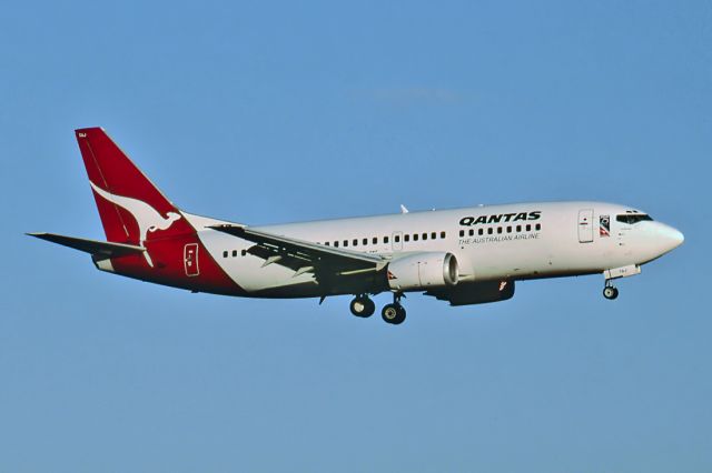 Piper Cherokee (VH-TAJ) - QANTAS - BOEING 737-376 - REG : VH-TAJ (CN 23484/1270) - ADELAIDE INTERNATIONAL AIRPORT SA. AUSTRALIA - YPAD (14/10/1995)