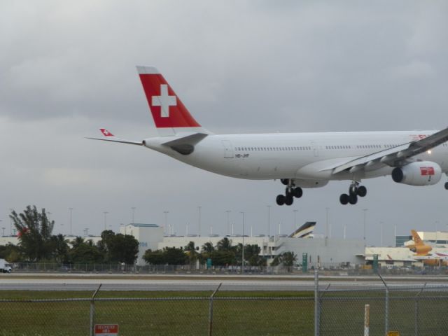 Airbus A330-300 (HB-JHF)