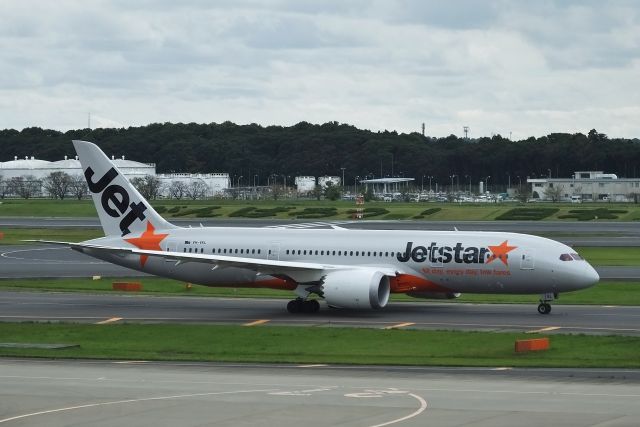 Boeing 787-8 (VH-VKL) - Taxing at NRT 2016/09/29