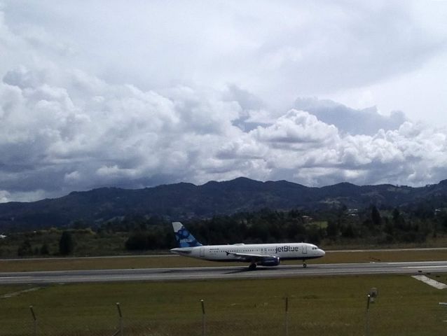 Airbus A320 (N665JB) - Something about Blue