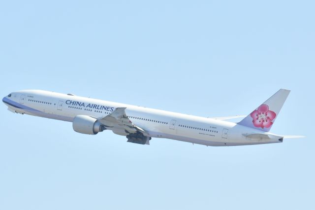 BOEING 777-300 (B-18055) - Recently, B777 was also introduced to daytime flights