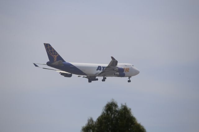 Boeing 747-400 (N409MC)