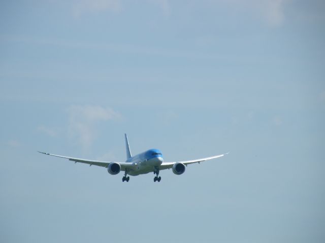 Boeing 787-8 (G-TUIA) - G TUIA B787-8GE THOMSON ON 08/06/13 CREW TRAINING FLIGHT