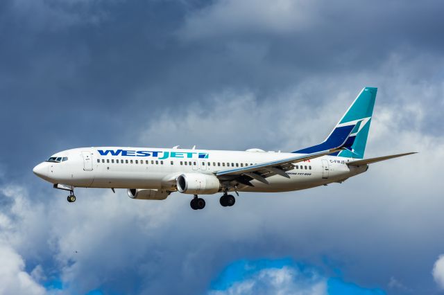 Boeing 737-800 (C-FWJS) - A WestJet 737-800 landing at PHX on 2/26/23. Taken with a Canon R7 and Tamron 70-200 G2 lens.