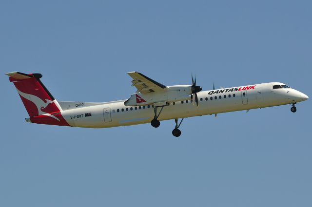 de Havilland Dash 8-400 (VH-QOT)