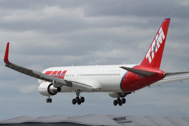 — — - Landing on runway 027L at LHR.