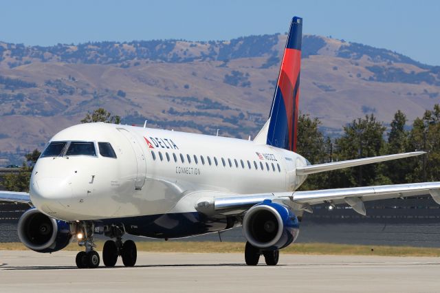 Embraer 170/175 (N602CZ)