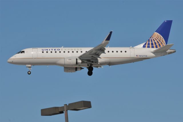 Embraer 175 (N727YX)