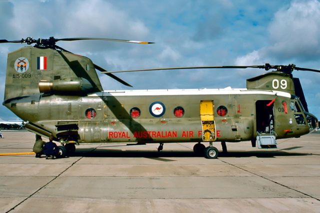 ASAP Chinook (A15009) - AUSTRALIA - AIR FORCE - BOEING VERTOL CH-46C CHINOOK - REG : A15-009 (CN B-707) - EDINBURGH RAAF BASE ADELAIDE SA. AUSTRALIA - YPED 11/4/1977