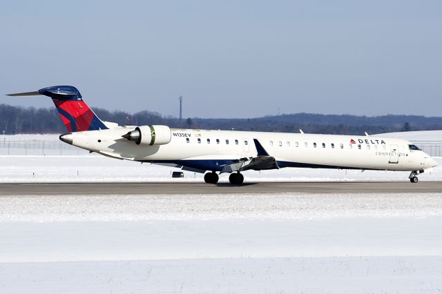 Canadair Regional Jet CRJ-900 (N135EV)