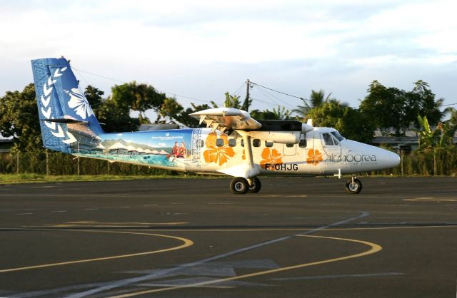 De Havilland Canada Twin Otter (F-OHJG) - Air Moorea - Sheraton Moorea - Logo Plane