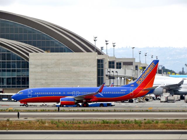 Boeing 737-800 (N8625A)