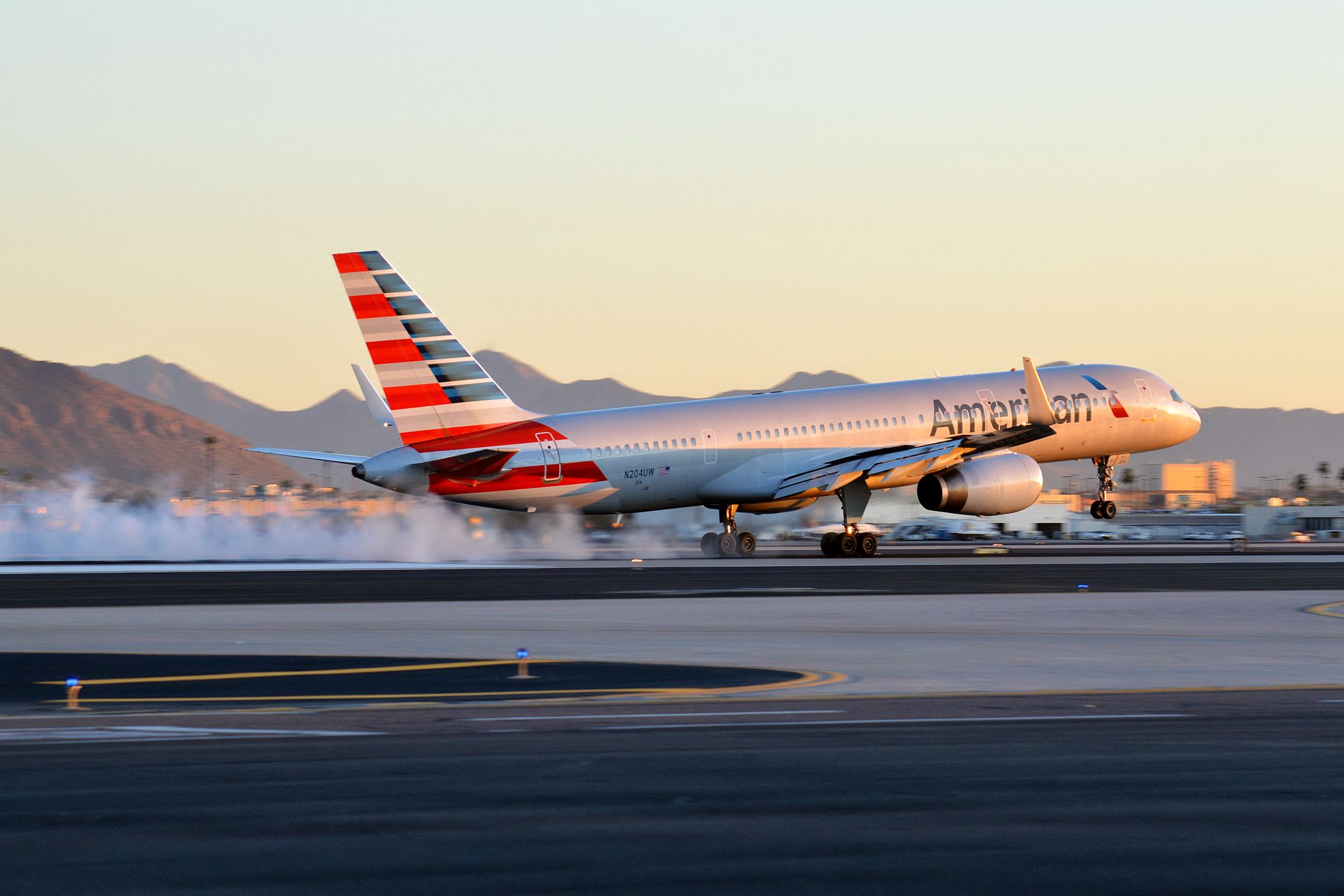 Boeing 757-200 (N204UW)