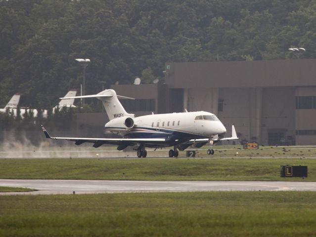 Bombardier Challenger 300 (N542FX) - Take off runway 16.