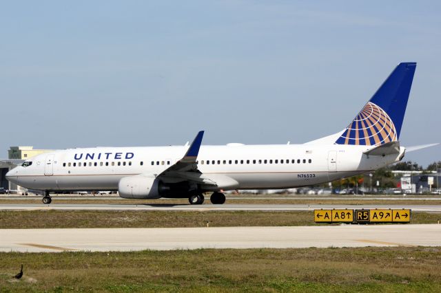 Boeing 737-800 (N76523) - United Flight 1190 (N76523) arrives at Sarasota-Bradenton International Airport following a flight from Chicago-O'Hare International Airport