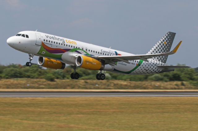 Airbus A320 (EC-MOG) - VLG8749 returning to Barcelona with EC-MOG in the special Cantabria scheme