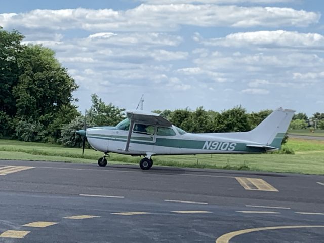 Cessna Skyhawk (N91QS) - N91QS (C172) arriving at Wings Field (KLOM)br /Photo Date: June 24, 2021