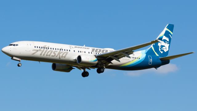 Boeing 737-900 (N248AK)