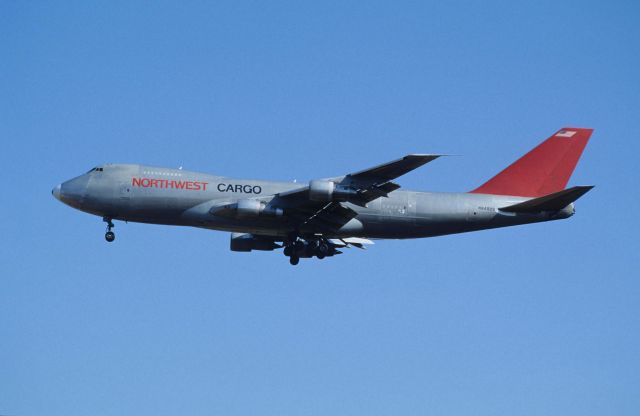 Boeing 747-200 (N640US) - Final Approach to Narita Intl Airport Rwy34 on 1991/01/02
