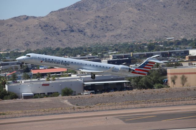 Canadair Regional Jet CRJ-900 (N951LR)