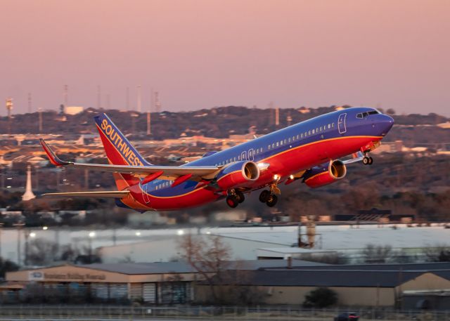 Boeing 737-800 (N8650F)