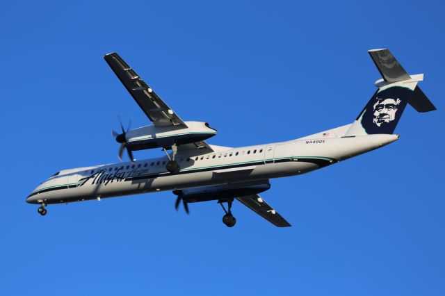 de Havilland Dash 8-400 (N449QX)