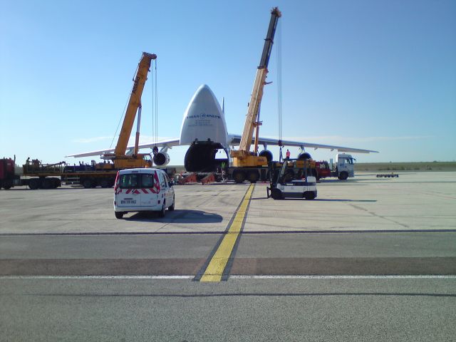 Antonov An-124 Ruslan (RA-82044) - Chargement dun Antonov 124 (AN 124-100) dune marchandise de 100 tonnes pour les Emirats Arabe (photo prise en 2014)