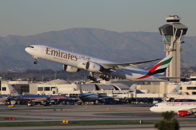 BOEING 777-300ER (A6-EGE)